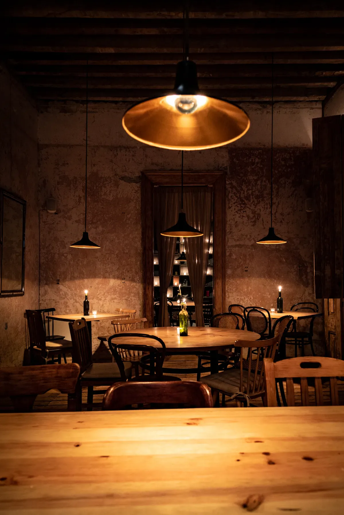 Comedor íntimo de Taverna con mesa redonda y luz de noche.