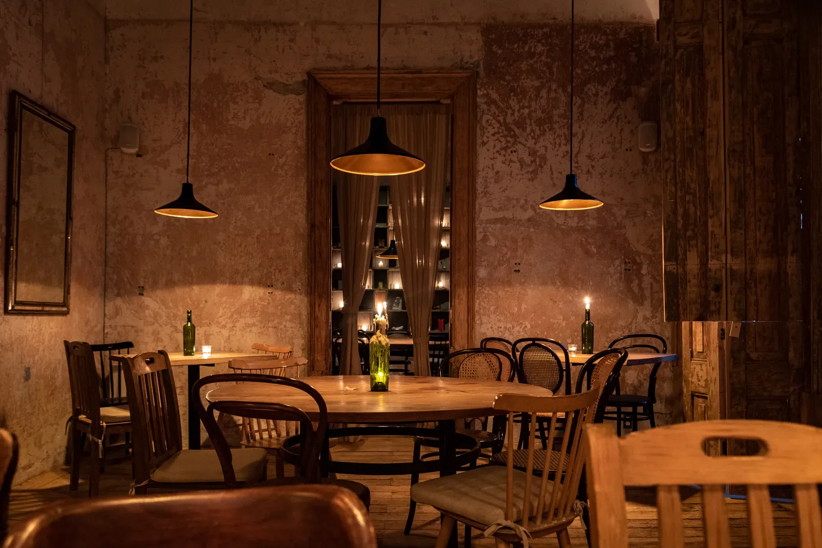 Materiales y luz del interior de Taverna